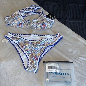 Bikinx Blue and White Patterned Bikini Set size Large 🫶🏼